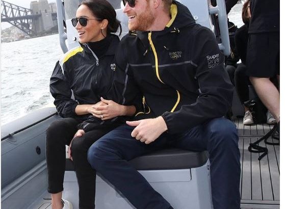 Megan trägt Veja Sneakers
