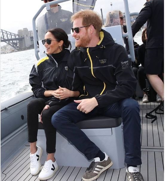 Megan trägt Veja Sneakers