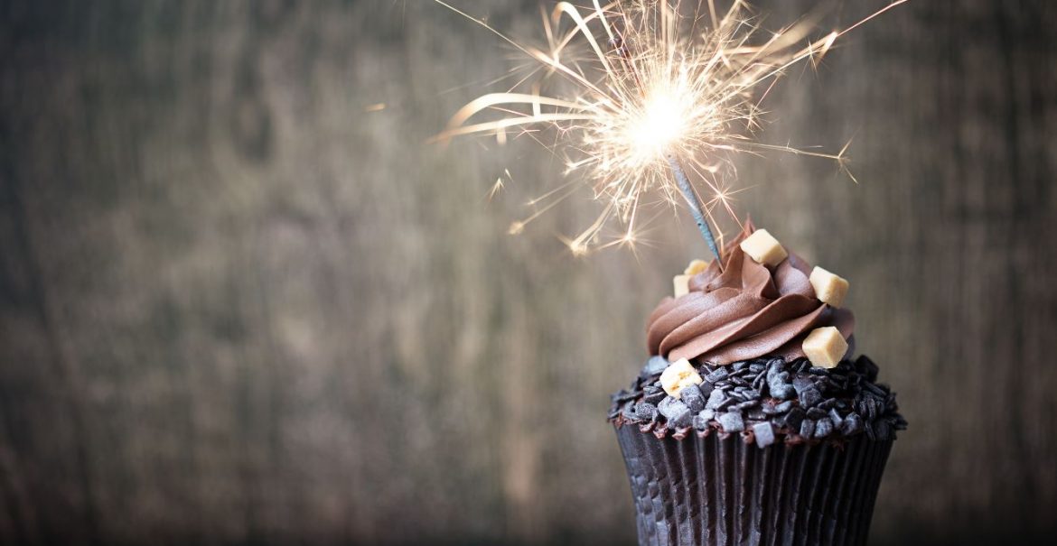 Zuckeraustausch- oder Ersatzstoffe werden immer beliebter. Schließlich ermöglichen sie den Genuss von Plätzchen, Cookies oder Kuchen mit einem guten Gewissen und genauso viel Geschmack wie bei der Verwendung von herkömmlichem Zucker. Die fünf besten Alternativen zum Haushaltszucker findest du hier.