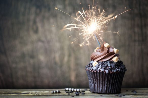Zuckeraustausch- oder Ersatzstoffe werden immer beliebter. Schließlich ermöglichen sie den Genuss von Plätzchen, Cookies oder Kuchen mit einem guten Gewissen und genauso viel Geschmack wie bei der Verwendung von herkömmlichem Zucker. Die fünf besten Alternativen zum Haushaltszucker findest du hier.
