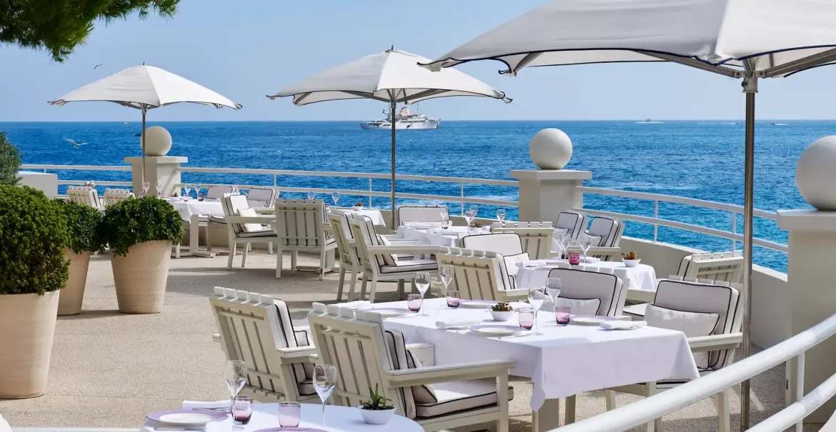 Restaurant Elsa in Monaco mit Aussicht aufs Mittelmeer. Das Restaurant liegt direkt am Monte-Carlo Beach.